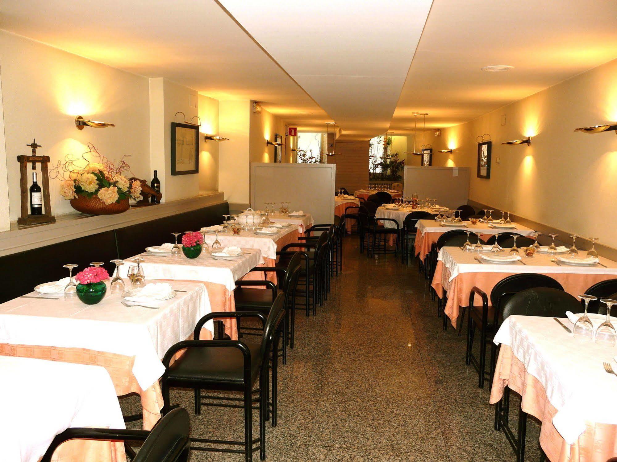 Hotel Nice Ла Сеу д'Ургел Екстериор снимка