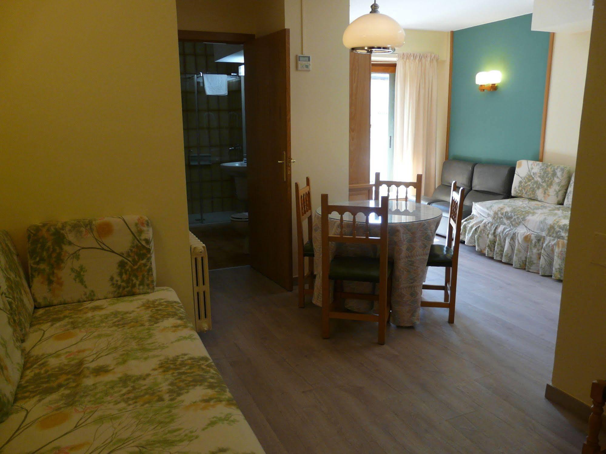 Hotel Nice Ла Сеу д'Ургел Екстериор снимка