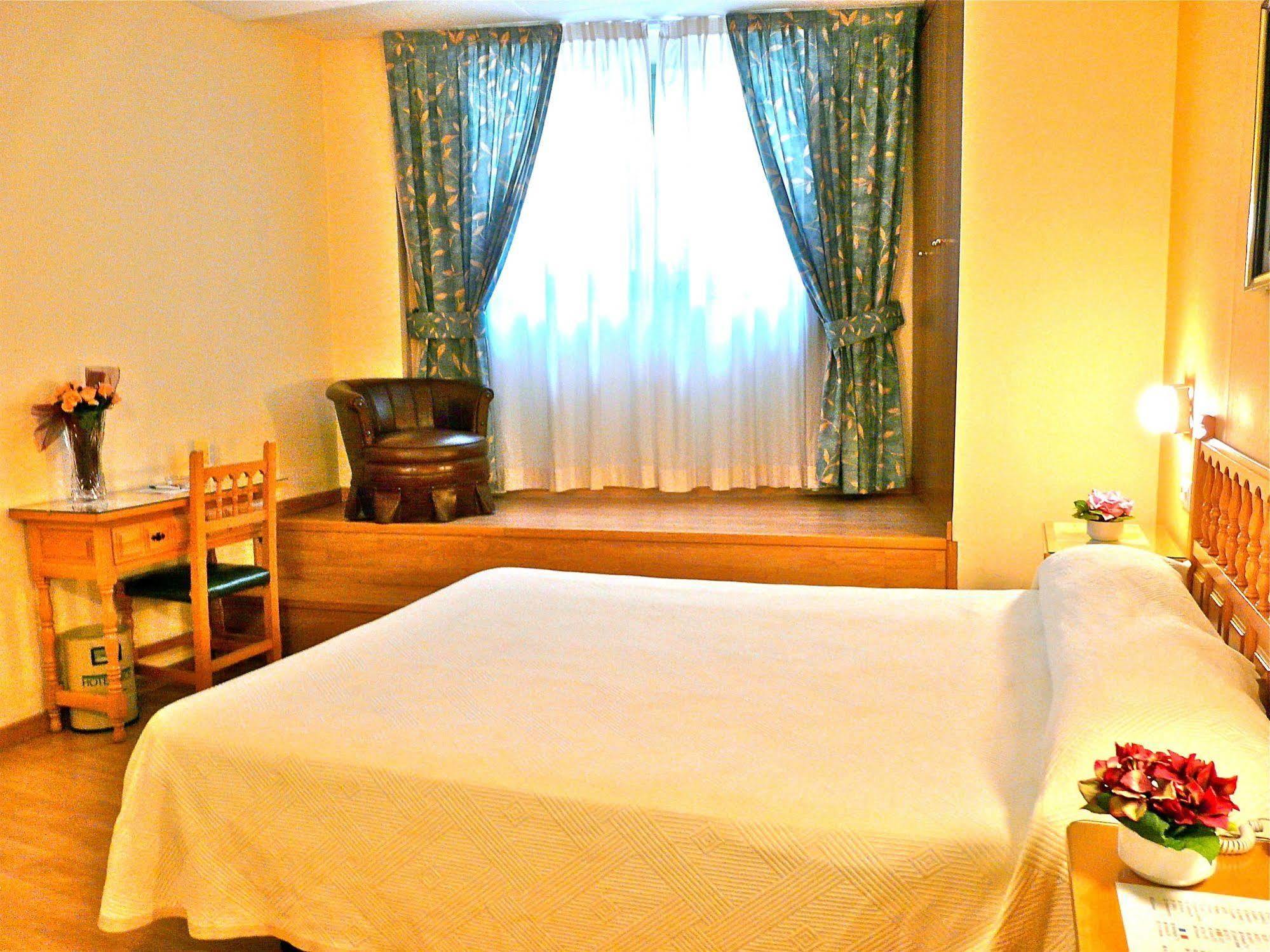 Hotel Nice Ла Сеу д'Ургел Екстериор снимка